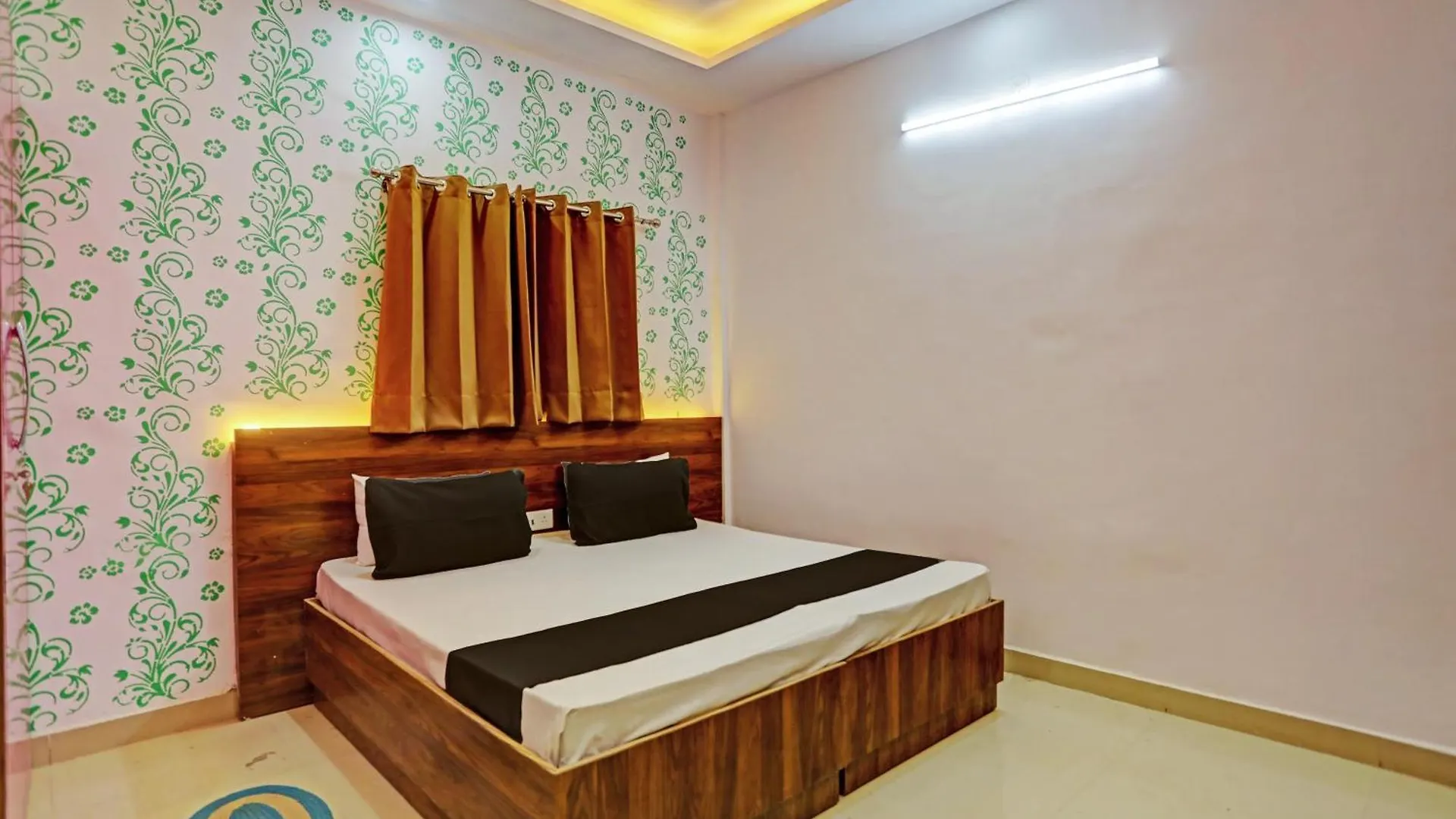 Sunrise Hotel Gurgaon 4*,
